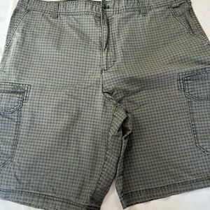 Izod Men's Checkered Gray Cargo Shorts